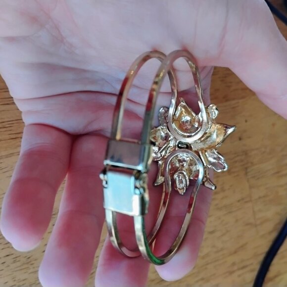 Openable Poinsetta bangle bracelet - Picture 2 of 4